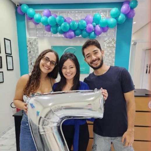 Dra. Carolina Ferreira e equipe na clínica